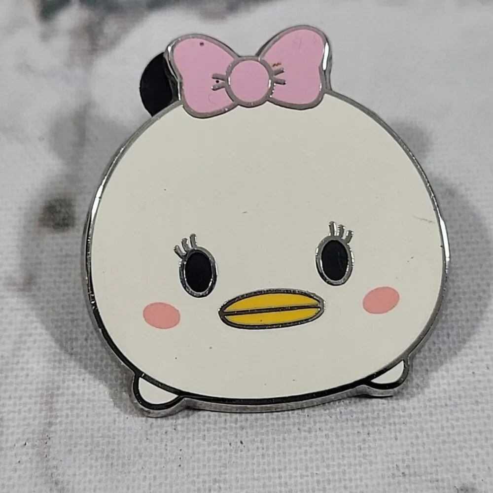 Disney Pins Set‎ Of 4 different Tsum Tsum Character Pins Pooh Minnie Daisy Chip